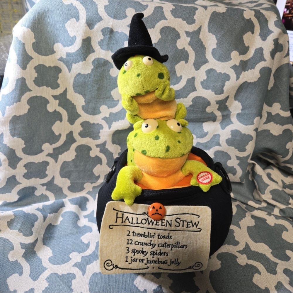 Hallmark Tremblin Toads Animated Singing Shaking Halloween Stew Frogs Plush